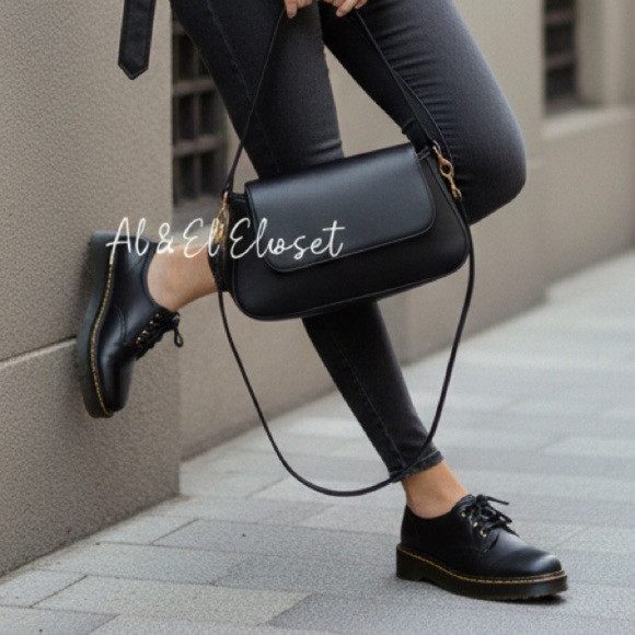 Dr. Martens Other - Dr. Martens Leona Lo Platform Oxford Shoes Black Leather Lug Sole Size 10 NWB